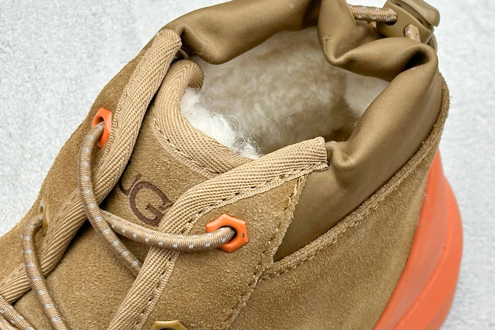 🐲💰 560 Support store UGG sheepskin integrated snow boots Autumn and winter classic outdoor Tasman snow boots Official synchronized packaging Inspection standard The material is made of original anti-fouling and waterproof leather Sheepskin integrated non-slip and wear-resistant light wing outsole Full of warmth performance, must be a good product in cold seasons Item number: 1143991 Size: 35-45
